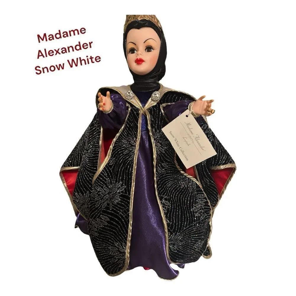 Madame Alexander Snow White Doll with Elegant Cape - Picture 2 of 12